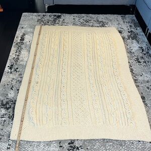 Chunky Cable Knit Reversible Throw
Blanket Cream  Excellent Condition Wool Blend
